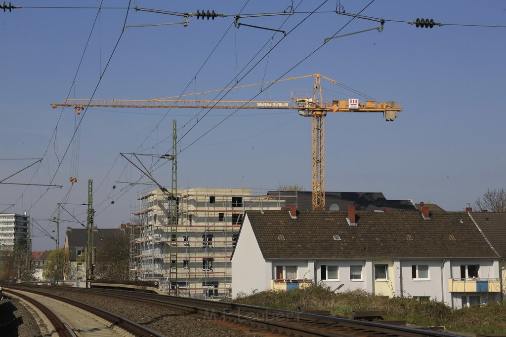 Einsatz BF Koeln Kran beruehrt Oberleitung DB Koeln Gremberg Taunusstr P031.JPG